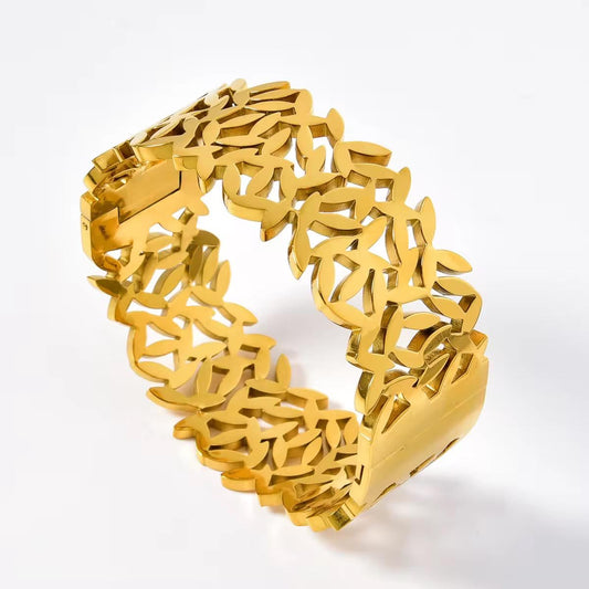 Premium stainless steel cuff – waterproof, durable & effortlessly classy 💎