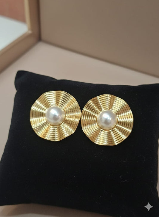 Pearl Textured Ear Studs In Circle Shape